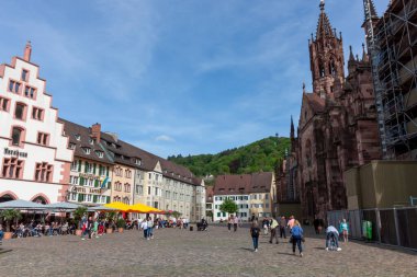 FREIBURG, ALMANY - 6 Mayıs 2023: Freiburg Katedrali yakınlarındaki meydanda
