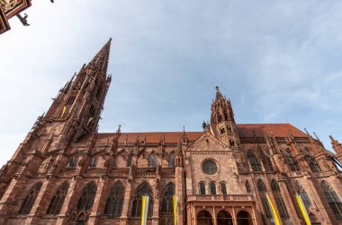 FREIBURG, Almanya - 6 Mayıs 2023: Freiburg Minster. Katedral 1200 civarında kuruldu ve 1330 yılında tamamlandı.