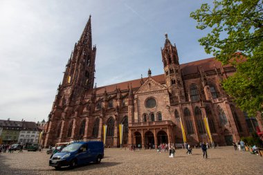 FREIBURG, ALMANY - 6 Mayıs 2023: Freiburg Katedrali yakınlarındaki meydanda