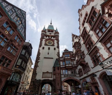 FREIBURG, GERMANY - 6 Mayıs 2023: Martinstor Kapısı 'nın mimari ayrıntıları, iki Freiburg kapısının en eskileri, ortaçağdan beri korunan
