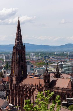 FREIBURG, GERMANY - 6 Mayıs 2023: Schlossberg Tepesi 'nin yamacından Freiburg Minster' a bakın. Katedral 1200 civarında kuruldu ve 1330 yılında tamamlandı.