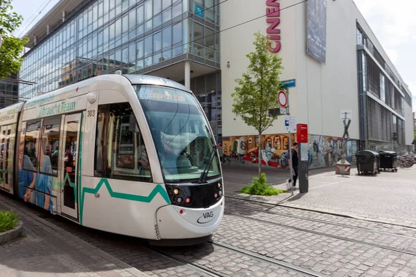 ドイツ フライブルク 2023年5月6日 5月にフライブルクの路面電車 — ストック写真
