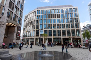 ULM, GERMANY - 29 Nisan 2023: Ulm 'un modern kamaraları ana tren istasyonu yakınında