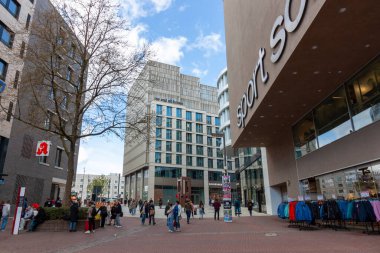 ULM, GERMANY - 29 Nisan 2023: Ulm 'un modern kamaraları ana tren istasyonu yakınında