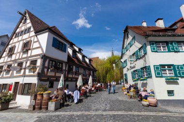 ULM, ALMANY - 29 Nisan 2023: Ulm 'un balıkçı mahallesindeki eski yarı keresteli evler.