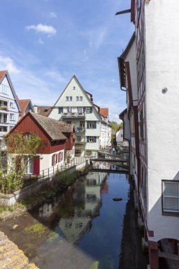 ULM, GERMANY - 29 Nisan 2023: Ulm 'un Balıkçı Mahallesindeki Resimli Evler