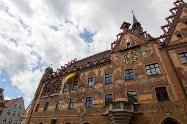 ULM, ALMANY - 29 Nisan 2023: 14. yüzyılda belediye binası inşa edildi. Güney Almanya 'nın tipik ayrıntıları ilginç astronomik saatlerle tamamlanmıştır..