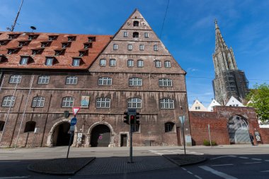 ULM, GERMANY - 29 Nisan 2023: Neuer Caddesi 'ndeki (Neuer Caddesi) Polis Karargahının Binası (Polizeipraesidium)