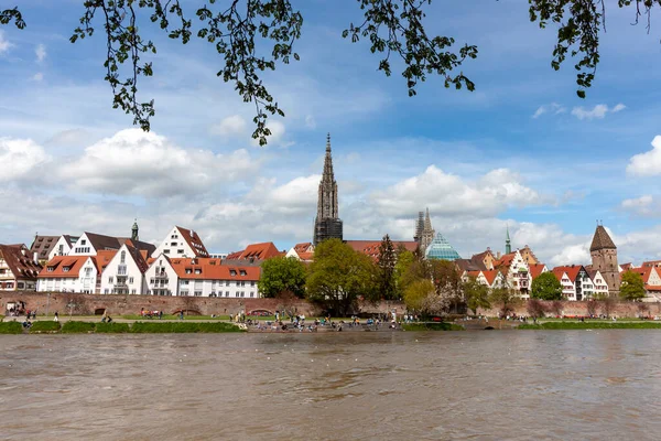ULM, GERMANY - 29 Nisan 2023: Güney Almanya 'da Ulm şehrinin Tuna Nehri önünde manzarası