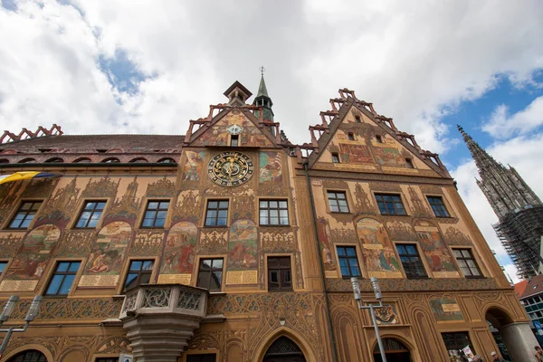 ドイツのUlm エイプリル29 2023 14世紀に建てられた市庁舎 南ドイツの典型的な絵のような詳細は 興味深い天文時計で補完されています — ストック写真