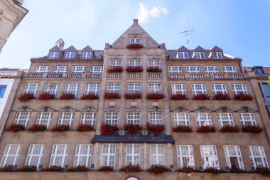 Münih 'teki Kaufinger Caddesi' nde eski bir bina. Her pencerenin altında çiçekler