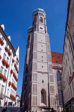 Münih 'teki Frauenkirche Kuleleri, 23 Ağustos 2022, Münih. Manzara Neuhauser Caddesi Münih Bavyera Almanya