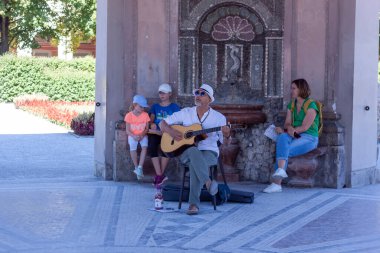 Münih 'in Hofgarten' inde sokak müzisyeni, hem bahçe hem de çardak İtalyan Rönesans tarzında tasarlanmıştır..