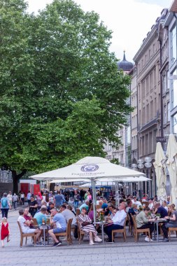 MÜZİK, Almanya - 6 Haziran 2022: Eski Münih kentindeki sokak restoranlarında birçok turist