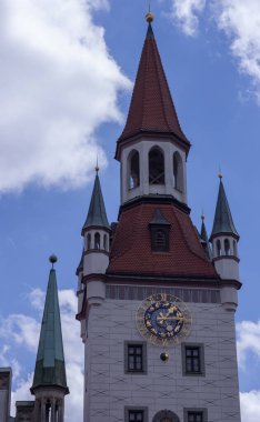 14. yüzyılın gotik belediye binasında saat kulesi ve oyuncak müzesi var. Münih, Bavyera, Almanya