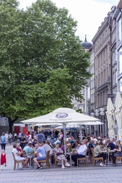 Munich Alemanha Junho 2022 Muitos Turistas Restaurantes Rua Cidade Velha — Fotografia de Stock