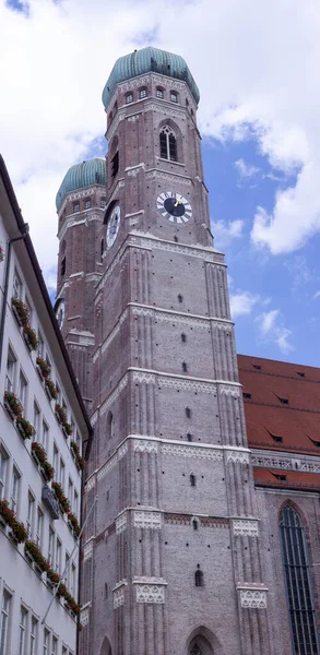 慕尼黑 2022年6月6日 德国慕尼黑的弗劳恩基什 巴伐利亚首都两座著名教堂的塔楼 — 图库照片