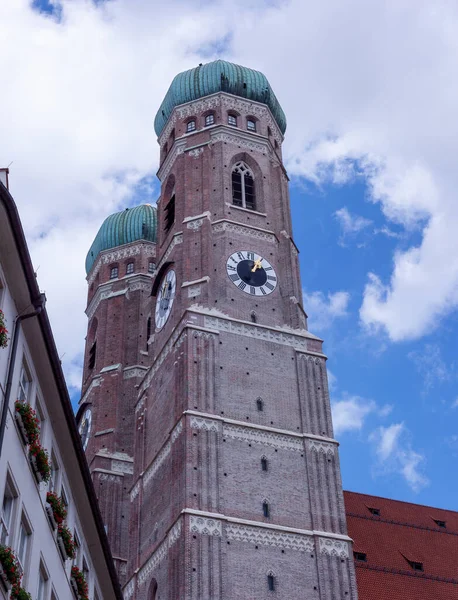 Frauenkirche Münchenissä Kaksi Tornia Kuuluisan Kirkon Pääkaupungissa Baijerissa — kuvapankkivalokuva