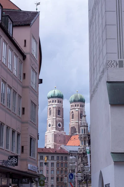 Munich Alemanha Junho 2022 Rua Munique Entre Casas Duas Torres — Fotografia de Stock