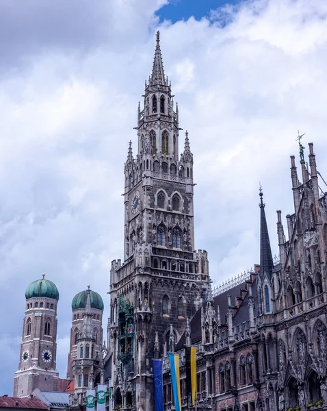 Yazın Münih Teki Yeni Belediye Binasının Ana Kulesi Frauenkirche Kulelerinin — Stok fotoğraf