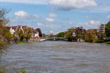 Tuna ve köprü, Ulm solda, Neu Ulm sağda.