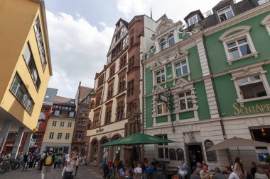 FREIBURG, ALMANY - 6 Mayıs 2023: Yoldan geçenlerin şehrin tarihi merkezinde cadde boyunca yürüdükleri görüntü