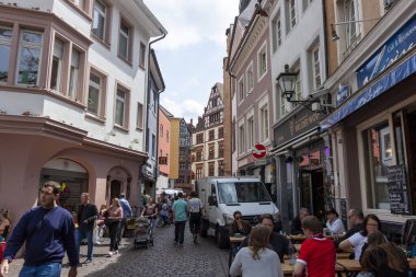 FREIBURG, ALMANY - 6 Mayıs 2023: Yoldan geçenlerin şehrin tarihi merkezinde cadde boyunca yürüdükleri görüntü