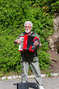 FREIBURG, GERMANY - 6 Mayıs 2023: Freiburg, Schlossberg 'deki sokak müzisyenleri