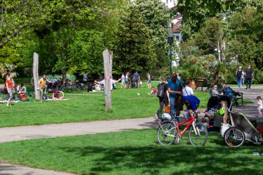 FREIBURG, GERMANY - 6 Mayıs 2023: Freiburg şehir bahçesi - vatandaşlar ve turistler için favori dinlenme yeridir.