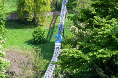 FREIBURG, GERMANY - 6 Mayıs 2023 - Schlossbergbahn (Türkçe: Castle Hill Demiryolu), Almanya 'nın Freiburg im Breisgau şehrinde bulunan füniküler demiryolu. Şehir merkezini Schlossberg tepesine bağlıyor.