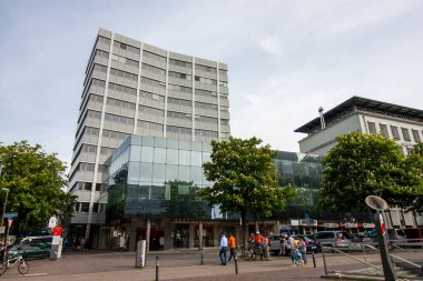 FREIBURG, GERMANY - 6 Mayıs 2023: Freiburg 'daki tren istasyonu yakınlarındaki yüksek binalar