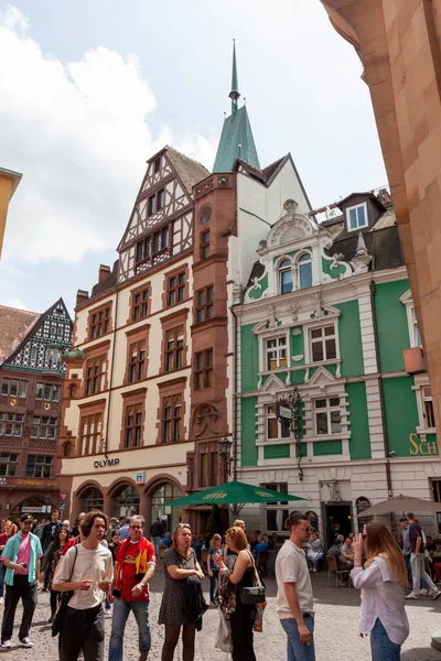 Фрибург Германия Мая 2023 Года Образ Прохожих Идущих Улице Историческом — стоковое фото