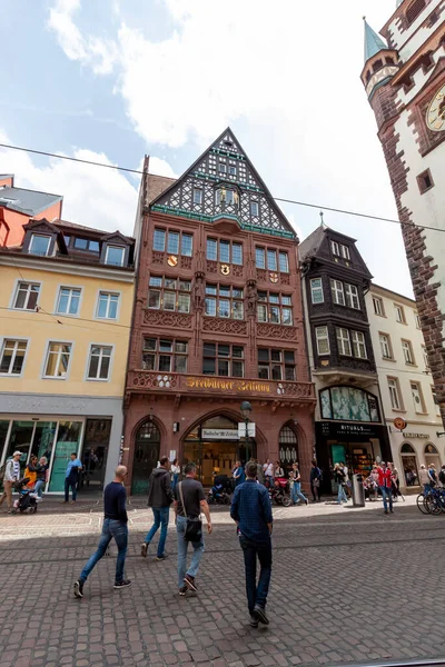Freiburg Niemcy Maj 2023 Obraz Przechodniów Idących Ulicą Historycznym Centrum — Zdjęcie stockowe