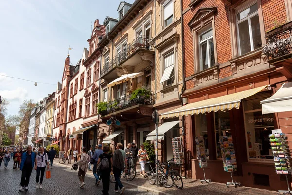 Freiburg Almany Mayıs 2023 Yoldan Geçenlerin Şehrin Tarihi Merkezinde Cadde — Stok fotoğraf