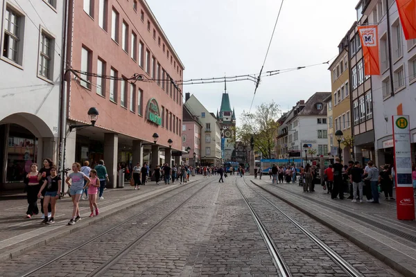 Freiburg Almany Mayıs 2023 Yoldan Geçenlerin Şehrin Tarihi Merkezinde Cadde — Stok fotoğraf
