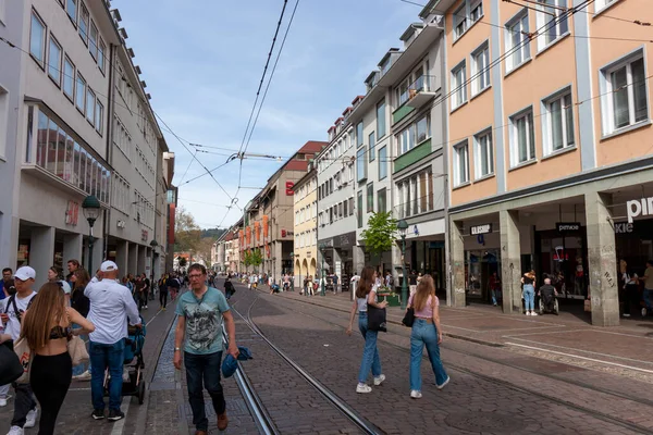 Freiburg Germany May 2023 Зображення Перехожих Йдуть Вулиці Історичному Центрі — стокове фото