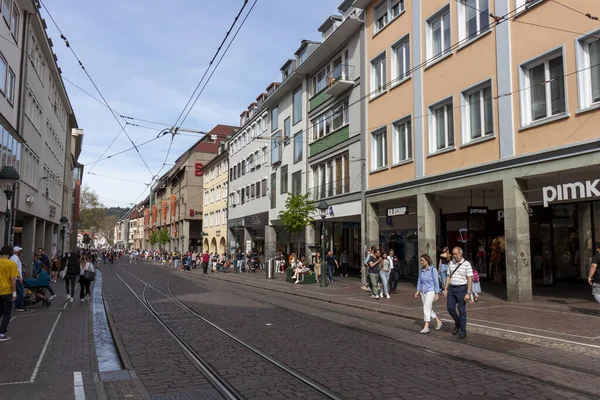 Freiburg Germany May 2023 Зображення Перехожих Йдуть Вулиці Історичному Центрі — стокове фото