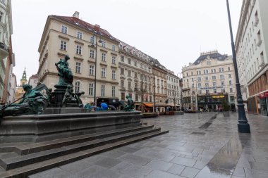 VIENNA, AUSTRIA - 15 Nisan 2023: The Wise Board Fountain, Viyana 'daki Neue Markt Meydanı' nda bulunan barok heykeltıraş Georg Donner 'ın bir çalışmasıdır.