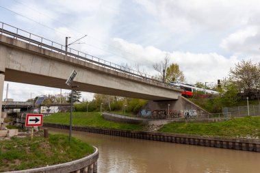 VIENNA, AUSTRIA - 16 Nisan 2023: Donaukanal Nehri ve Viyana 'daki Vorortelinie-Donaukanalbruecke Köprüsü