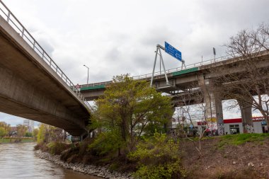 VIENNA, AUSTRIA - 16 Nisan 2023: Donaukanal Nehri ve Viyana, Avusturya 'da Donaukanal yakınlarında ve üzerinde Kavşaklar