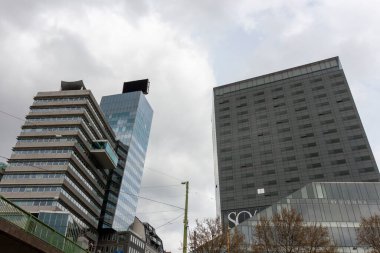 VIENNA, AUSTRIA - 16 Nisan 2023: Viyana 'da Donaukanal seti üzerindeki modern binalar. Donaukanal 'dan görüntü