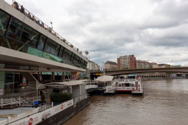 Vienna, AUSTRIA - 16 Nisan 2023: Viyana 'daki Tuna Kanalı' ndaki iskele. Donaukanal 'dan görüntü