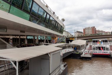 Vienna, AUSTRIA - 16 Nisan 2023: Viyana 'daki Tuna Kanalı' ndaki iskele. Donaukanal 'dan görüntü