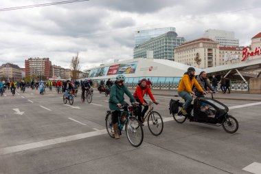 Vienna, AUSTRIA - 16 Nisan 2023: Viyana 'daki Tuna Kanalı' nda sayısız bisiklet gezisi. Bisiklet - Avusturya 'da çok popüler.