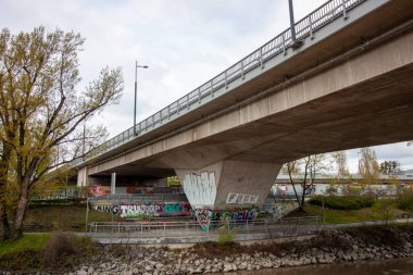 Spittelauer Bruecke. Görüntü Donaukanal, Viyana, Avusturya