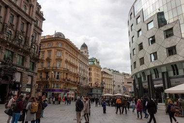 Vienna, AUSTRIA - 16 Nisan 2023 Eisenplatz 'da, St. Stephen Katedrali' nin yanında