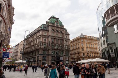 Vienna, AUSTRIA - 16 Nisan 2023 Eisenplatz 'da, St. Stephen Katedrali' nin yanında