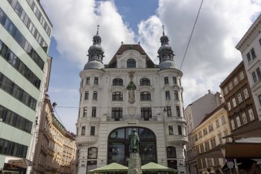 VIENNA, AUSTRIA - 16 Nisan 2023: Regensburger Hof ve Johannes-Gutenberg Anıtı