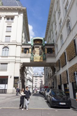 VIENNA, AUSTRIA - 16 Nisan 2023: Art Nouveau Viyana 'da Hoher Markt' ta caddenin üstündeki evler arasındaki çapa