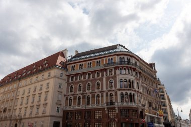 Vienna, AUSTRIA - 16 Nisan 2023: Viyana 'nın mimari başyapıtları. Stephanplatz 'da, Domkirche St. Stephan' ın yanında.